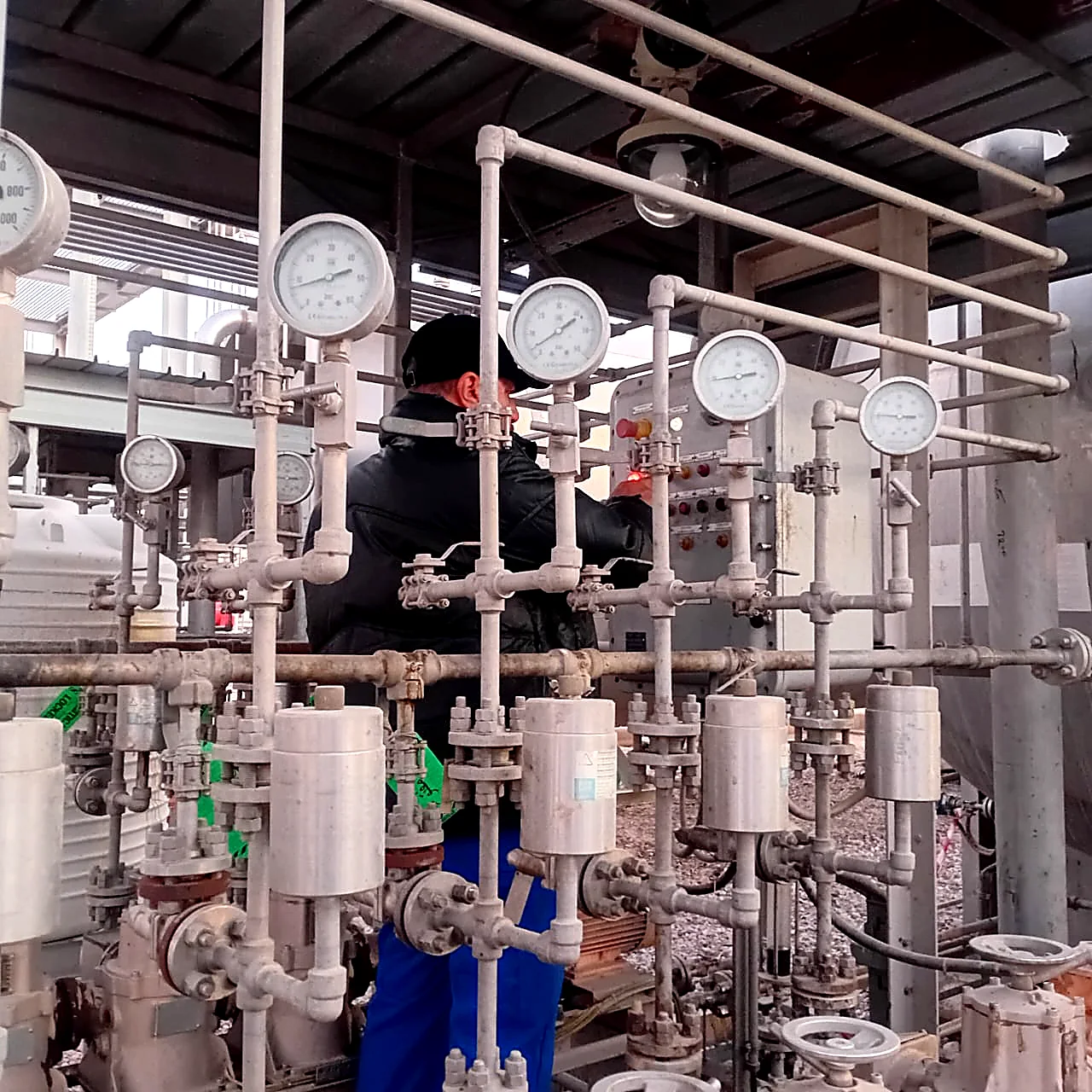 High-pressure oilfield system support
