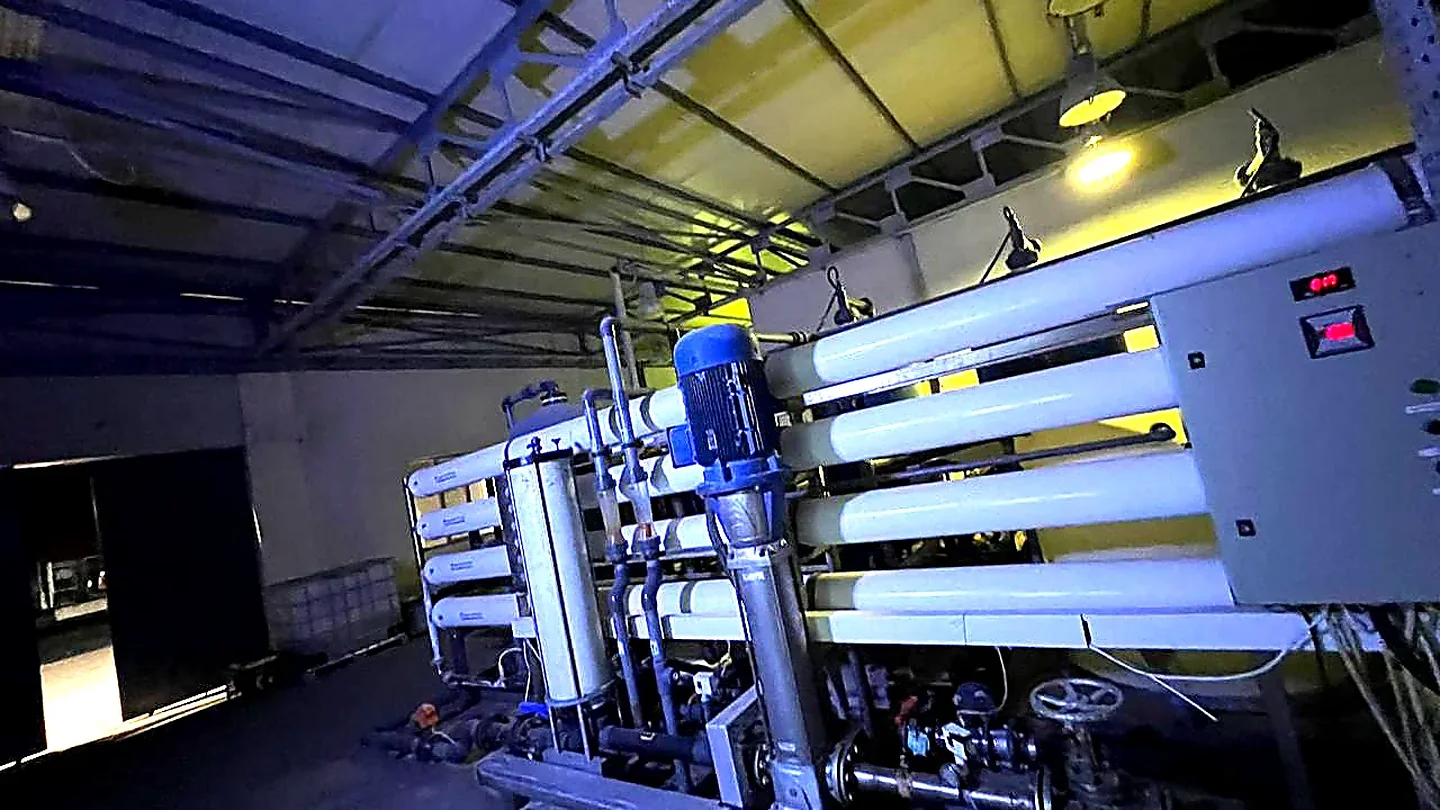 منظومة ترشيح صناعية تضم أوعية أغشية وأنابيب ووحدات تحكم